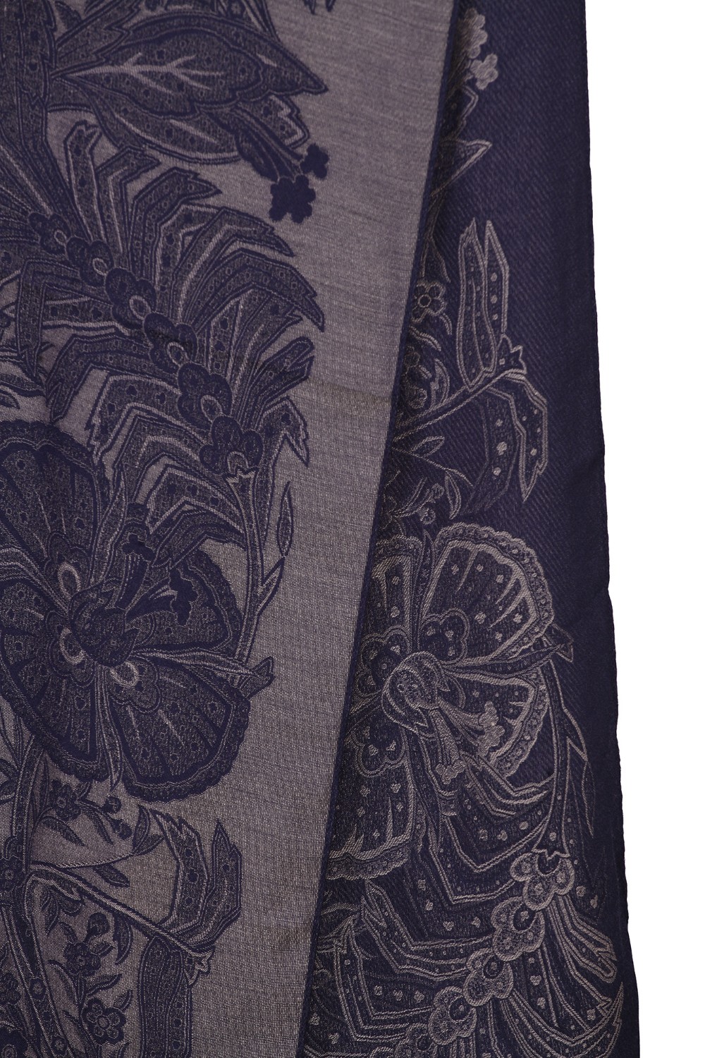 shop ETRO  Sciarpa: Etro sciarpa foliage floreale.
Sciarpa in misto seta caratterizzata da disegni floreali e foliage e decorata con bordi sfrangiati.
Dimensioni: 66 x 180 cm.
Composizione: 52% Viscosa 48% Seta.
Made in Italy.. 1H517 9645-0200 number 7921112